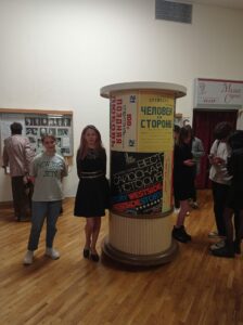 Uczniowie polskich klas na sztuce Agnieszki Osieckiej w Teatrze Dramatycznym im. Michała Lermontowa