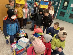 UCZNIOWIE SZKOŁY POLSKIEJ IM. GEN. J. HALLERA PRZY KG RP W TORONTO SPIESZĄ Z POMOCĄ - ZBIÓRKA DARÓW DLA UKRAINY