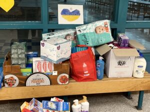 UCZNIOWIE SZKOŁY POLSKIEJ IM. GEN. J. HALLERA PRZY KG RP W TORONTO SPIESZĄ Z POMOCĄ - ZBIÓRKA DARÓW DLA UKRAINY