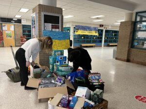 UCZNIOWIE SZKOŁY POLSKIEJ IM. GEN. J. HALLERA PRZY KG RP W TORONTO SPIESZĄ Z POMOCĄ - ZBIÓRKA DARÓW DLA UKRAINY